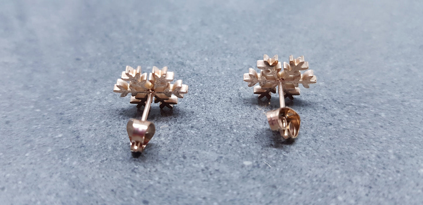 Roségoldene Schneeflocken-Ohrstecker