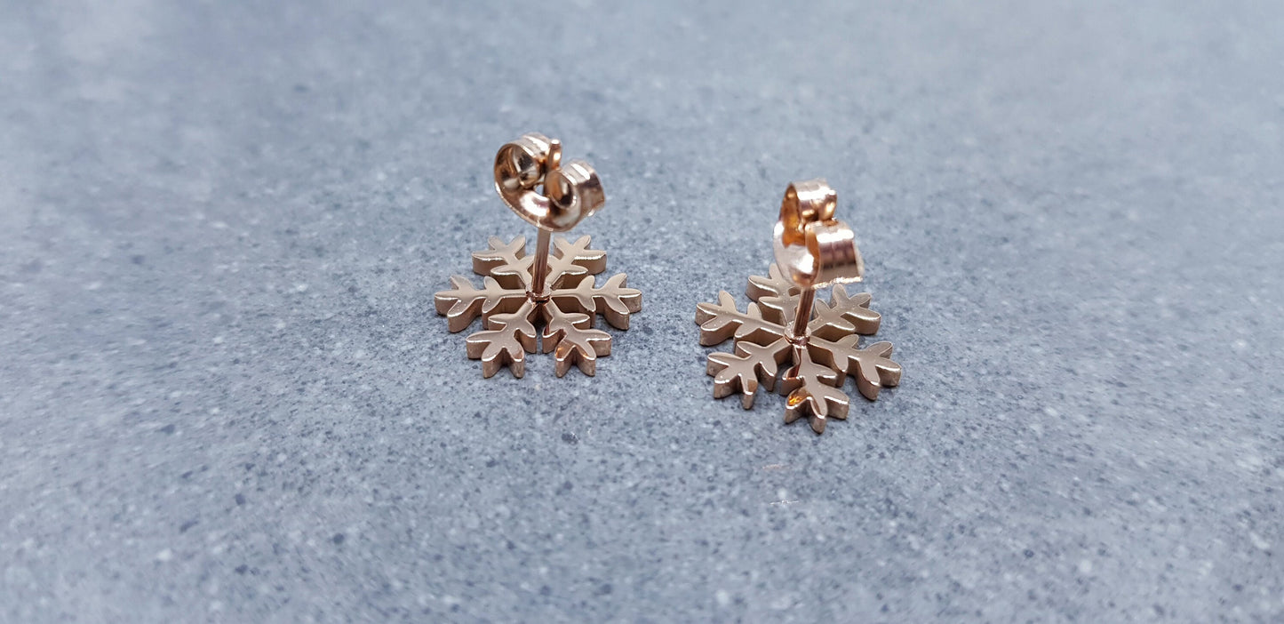 Roségoldene Schneeflocken-Ohrstecker
