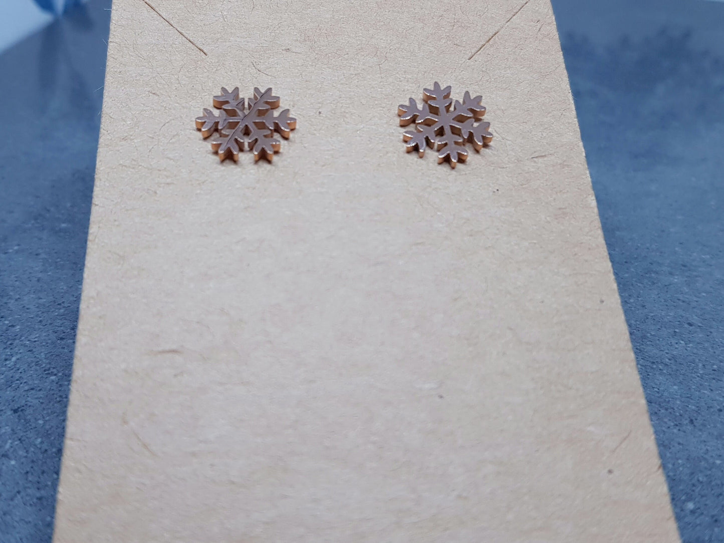 Roségoldene Schneeflocken-Ohrstecker