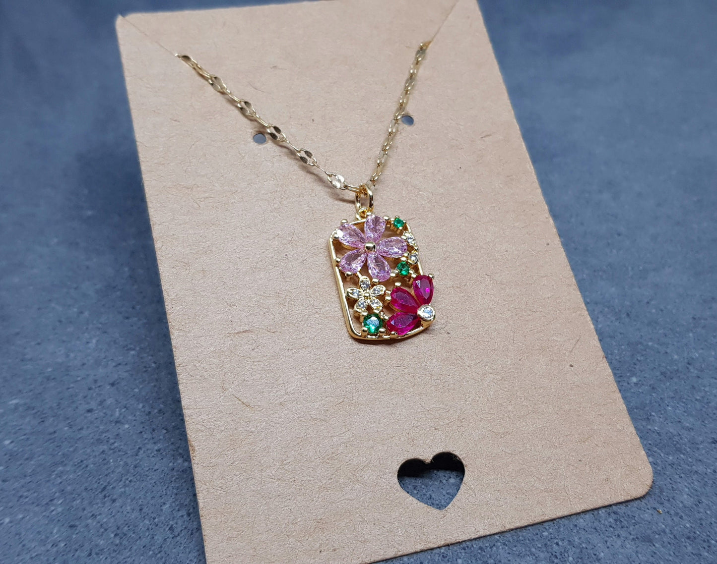 Halskette mit Blumenanhänger aus Messing mit Mikropavé und kubischem Zirkonia