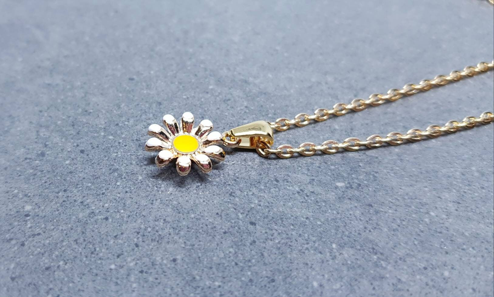 Gold Daisy Necklace, Minamalistic Necklace, Retro Necklace, Daisy Choker