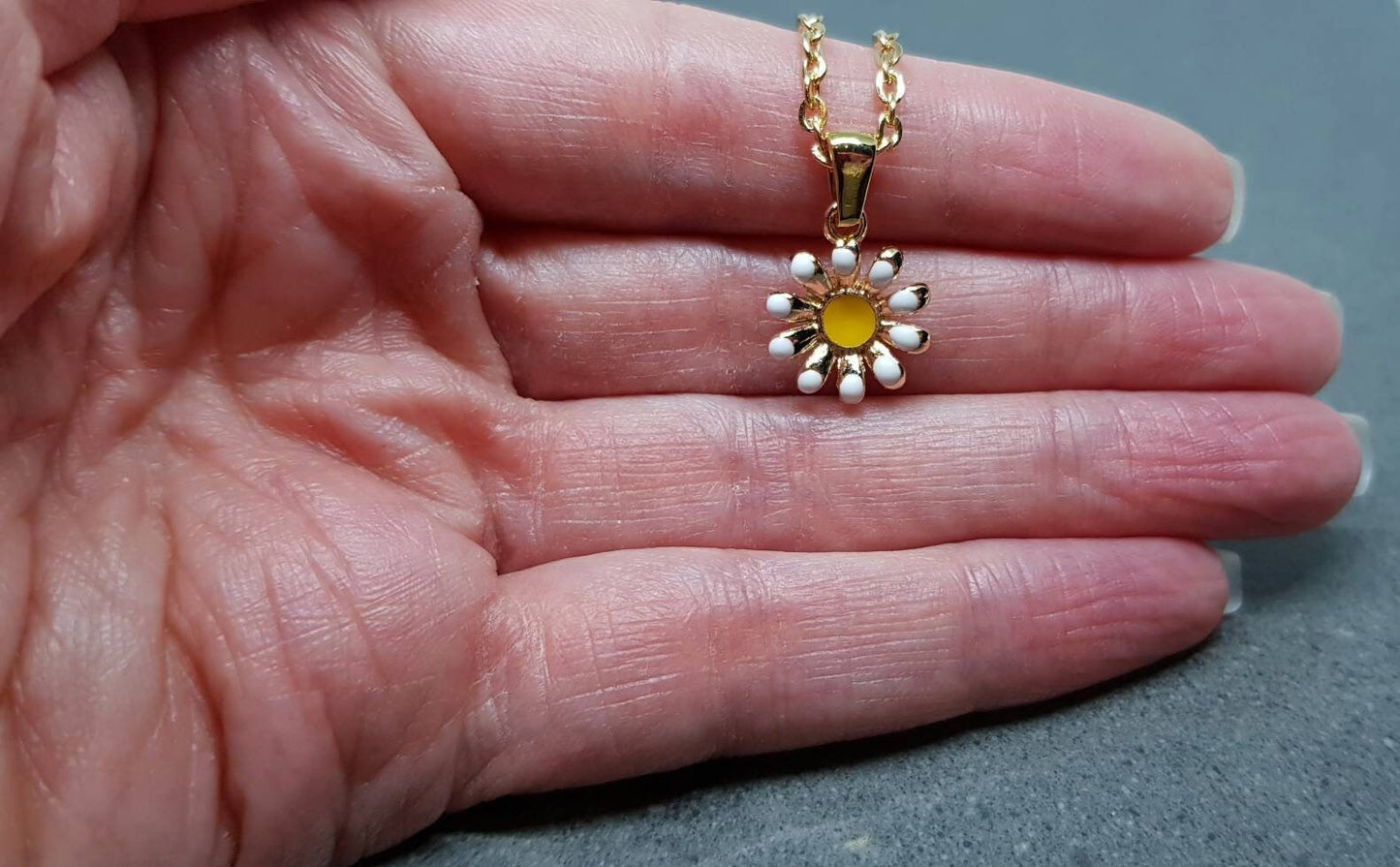 Gold Daisy Necklace, Minamalistic Necklace, Retro Necklace, Daisy Choker