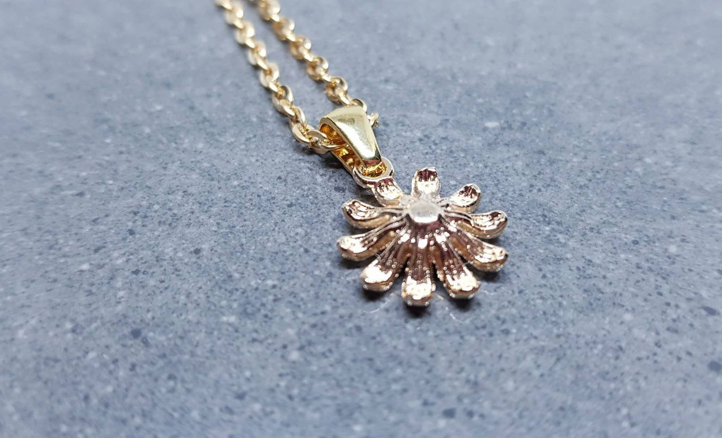 Gold Daisy Necklace, Minamalistic Necklace, Retro Necklace, Daisy Choker