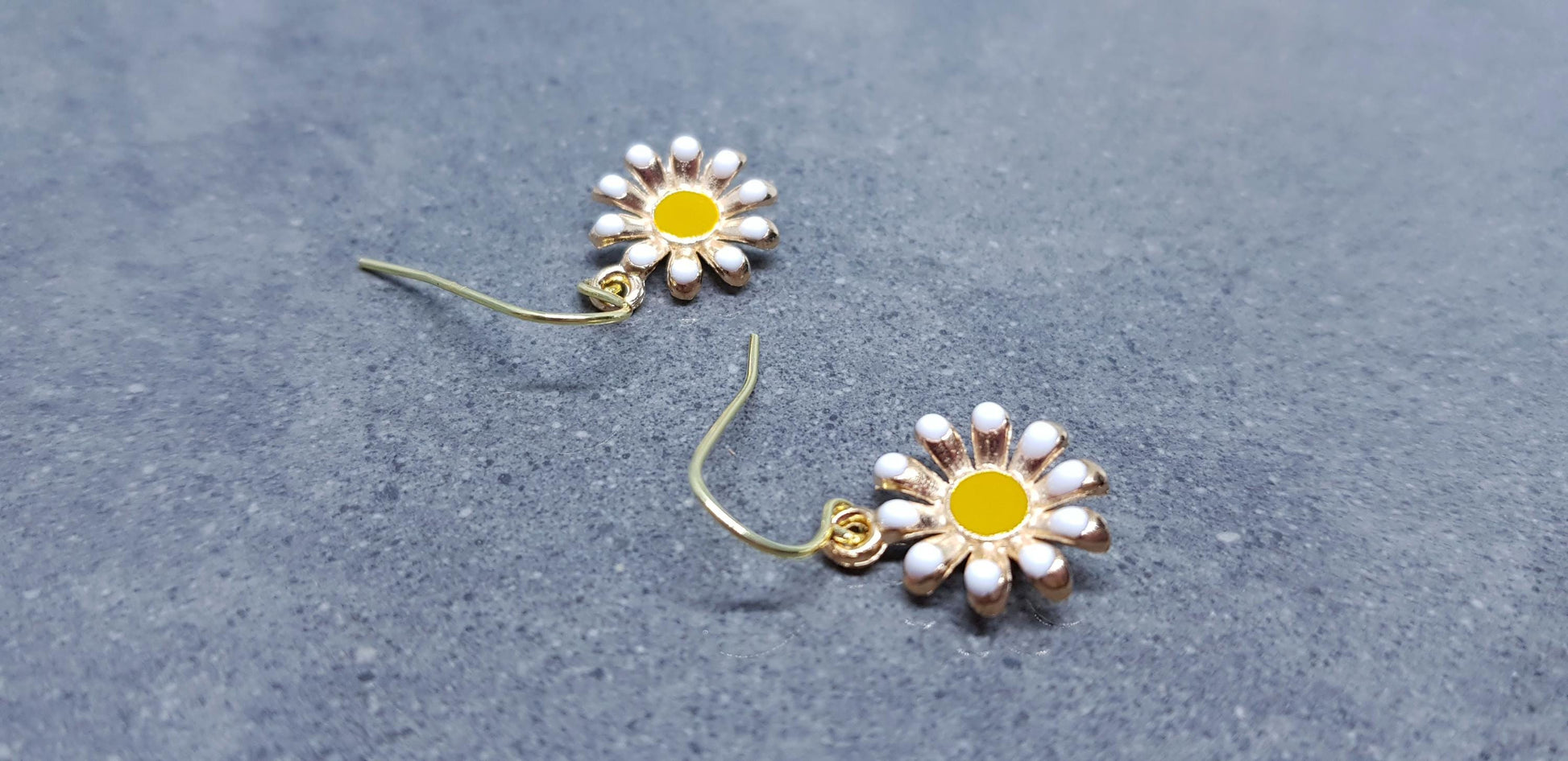 Gold Daisy Earrings, Hypoallergenic Ear Wires, Minimalistic Earrings, Cute Retro Earrings, Nature Lovers Earrings, Gift for her