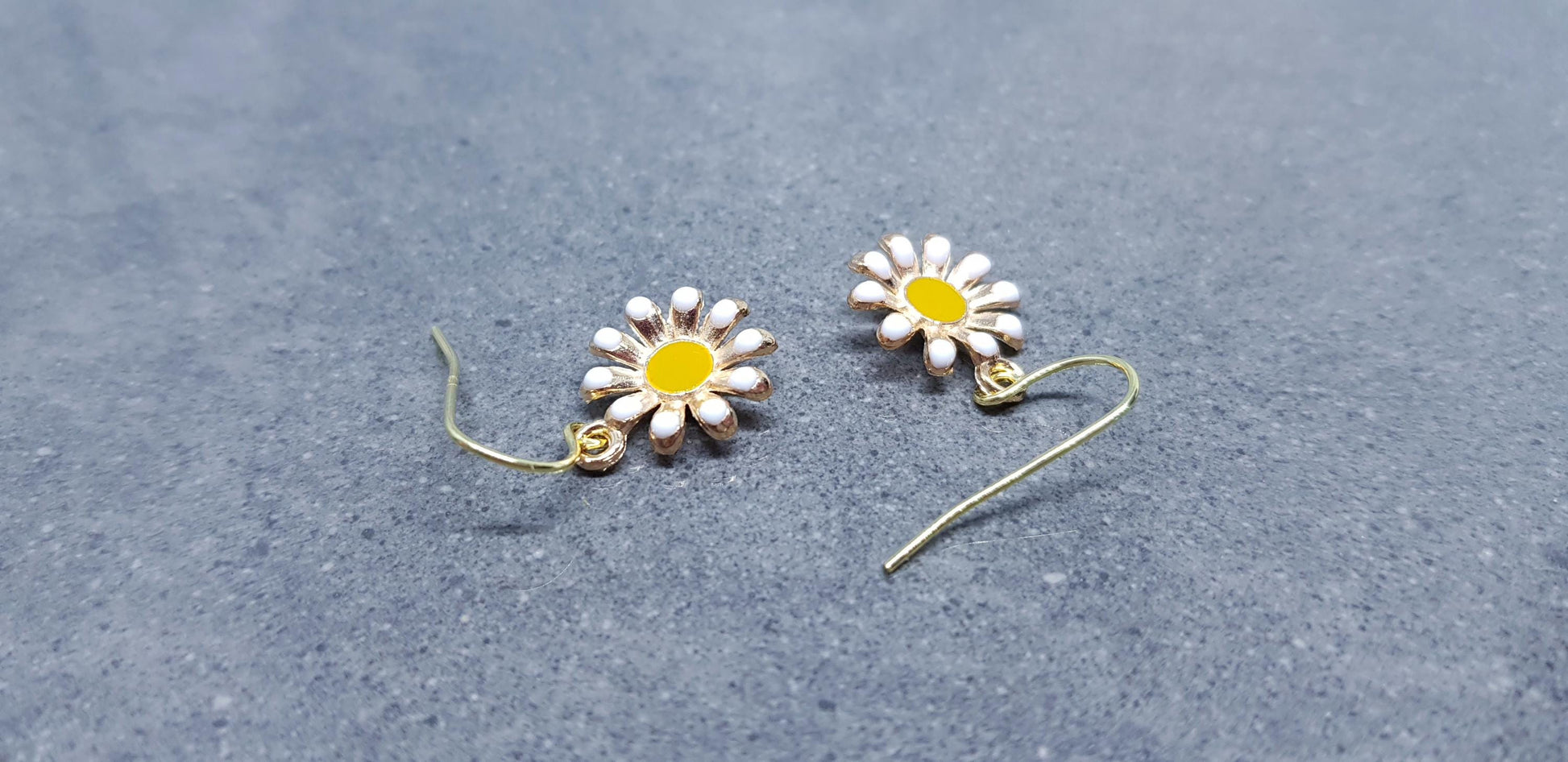 Gold Daisy Earrings, Hypoallergenic Ear Wires, Minimalistic Earrings, Cute Retro Earrings, Nature Lovers Earrings, Gift for her