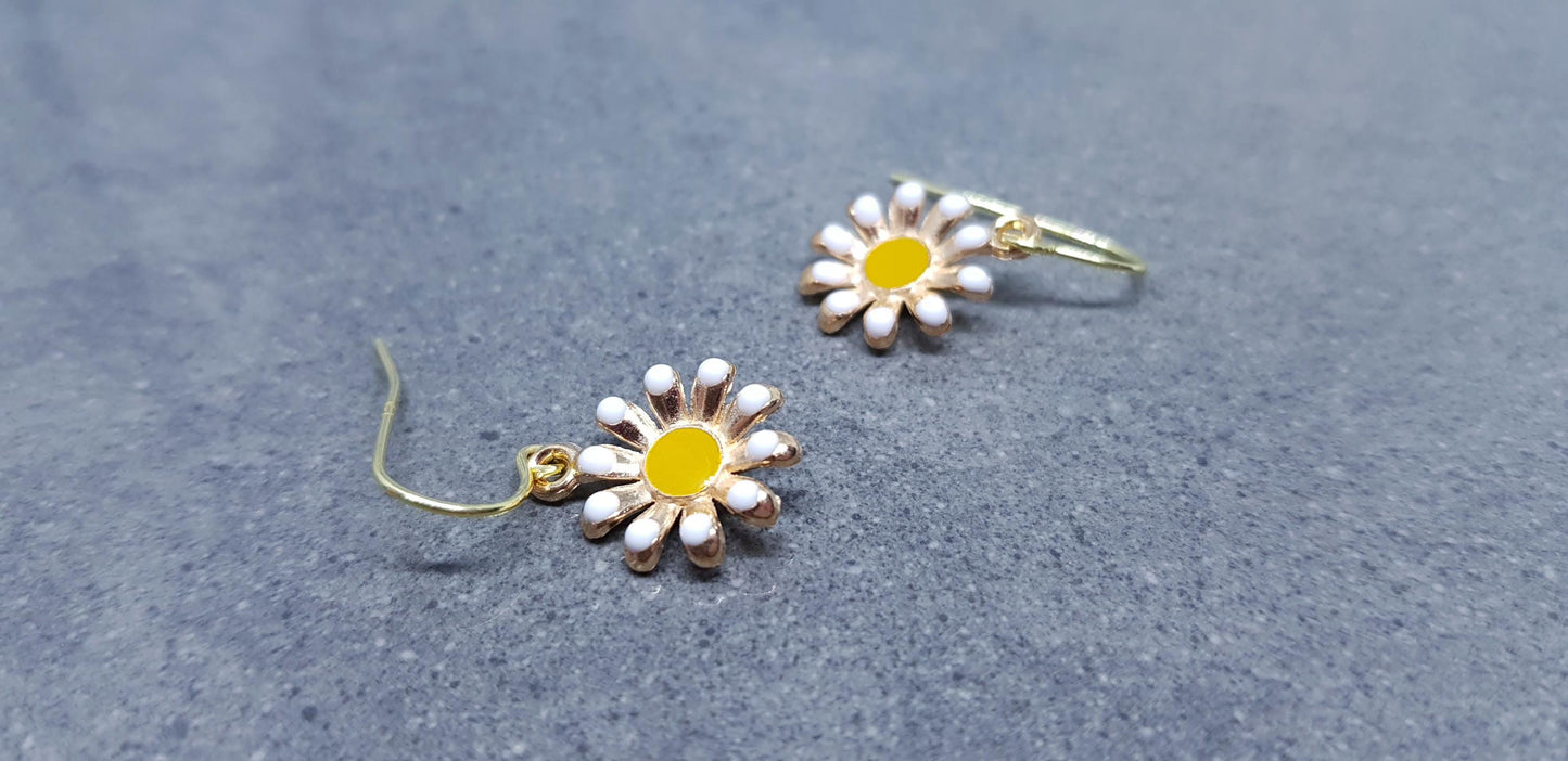 Gold Daisy Earrings, Hypoallergenic Ear Wires, Minimalistic Earrings, Cute Retro Earrings, Nature Lovers Earrings, Gift for her