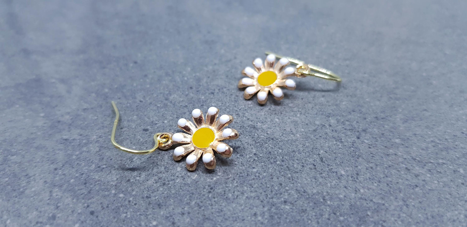 Gold Daisy Earrings, Hypoallergenic Ear Wires, Minimalistic Earrings, Cute Retro Earrings, Nature Lovers Earrings, Gift for her