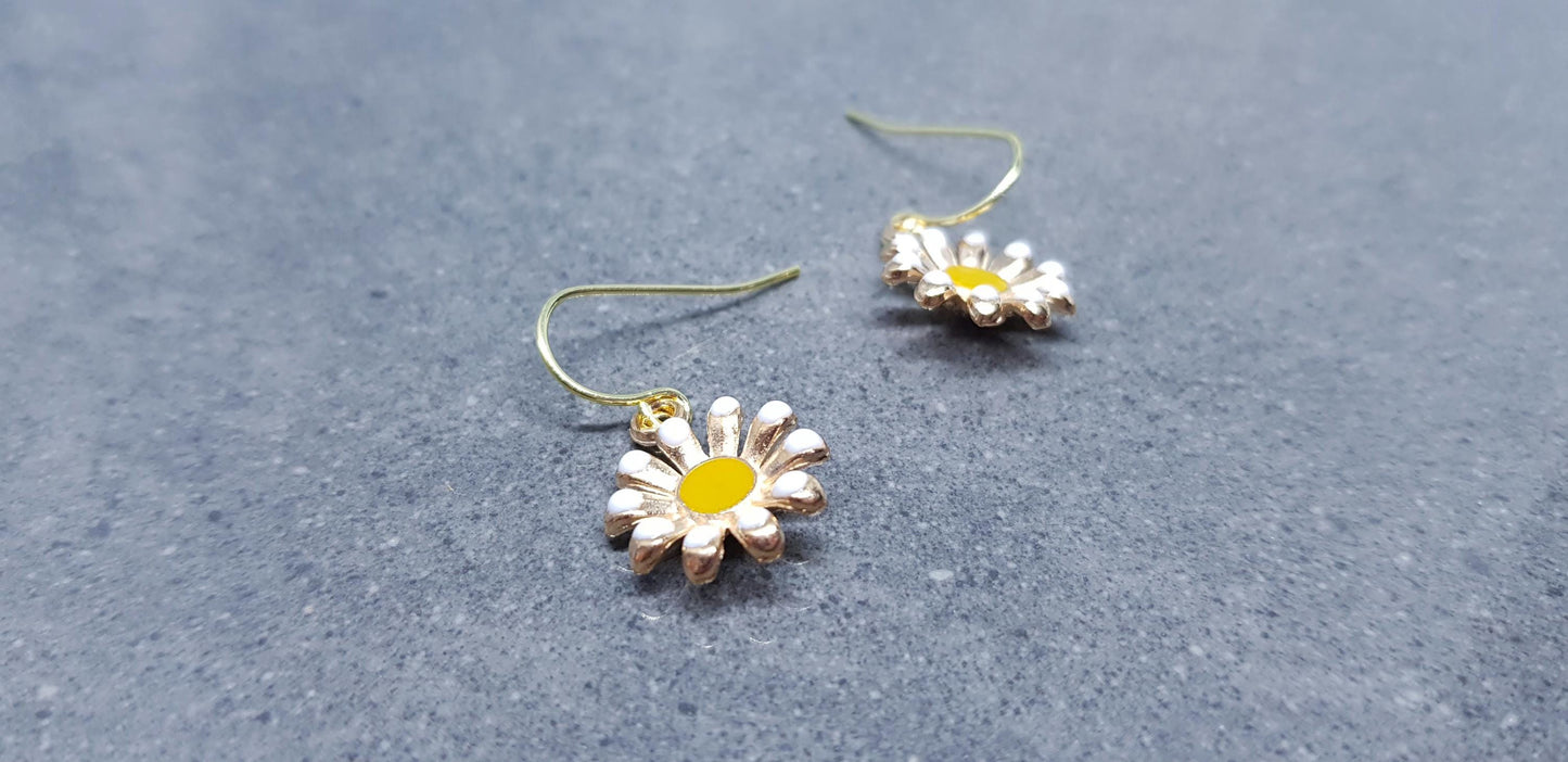 Gold Daisy Earrings, Hypoallergenic Ear Wires, Minimalistic Earrings, Cute Retro Earrings, Nature Lovers Earrings, Gift for her