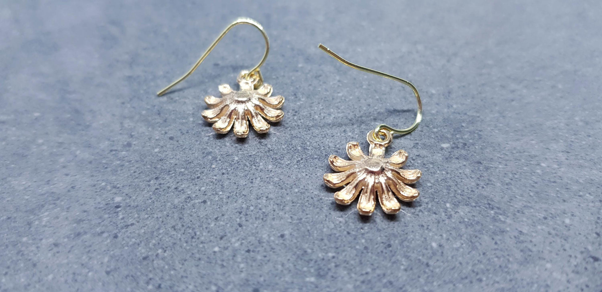 Gold Daisy Earrings, Hypoallergenic Ear Wires, Minimalistic Earrings, Cute Retro Earrings, Nature Lovers Earrings, Gift for her