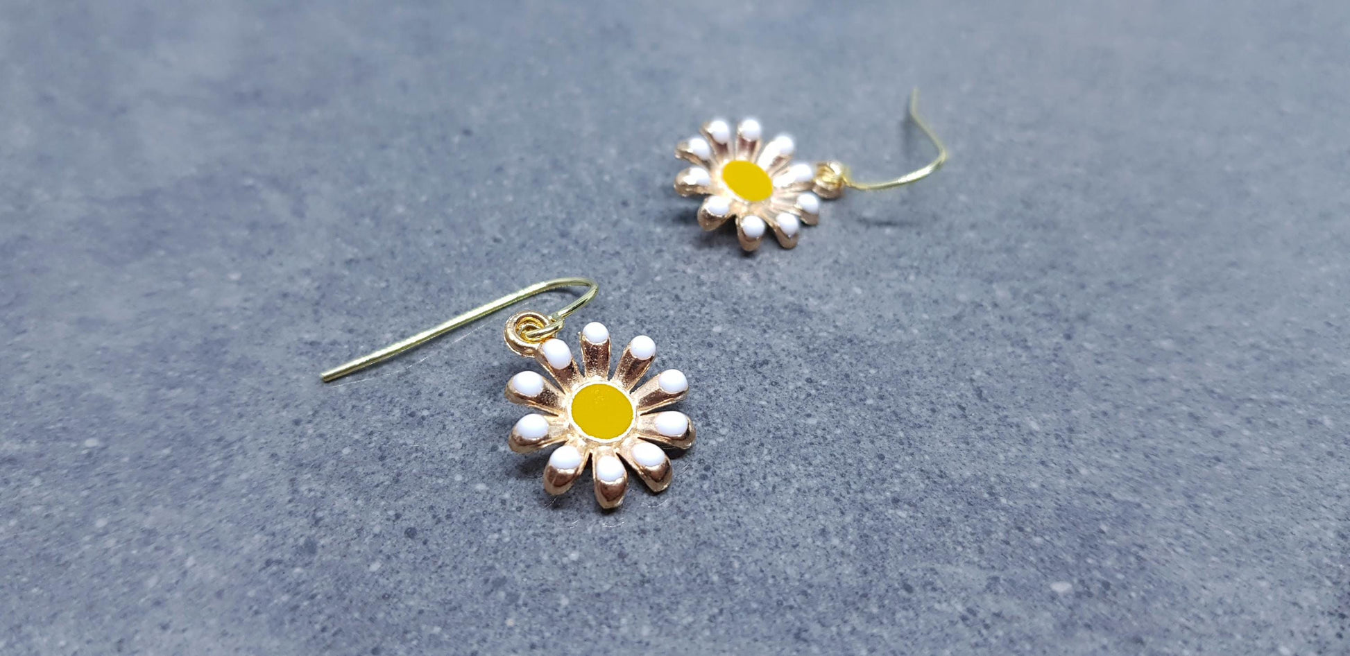 Gold Daisy Earrings, Hypoallergenic Ear Wires, Minimalistic Earrings, Cute Retro Earrings, Nature Lovers Earrings, Gift for her