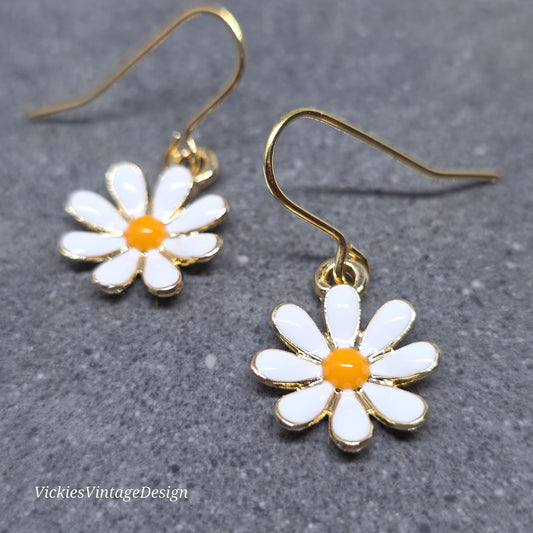 Gold Daisy Earrings, Light Gold Plated, Minimalistic Earrings, Cute Retro Earrings, Nature Lovers Earrings, Gift for her