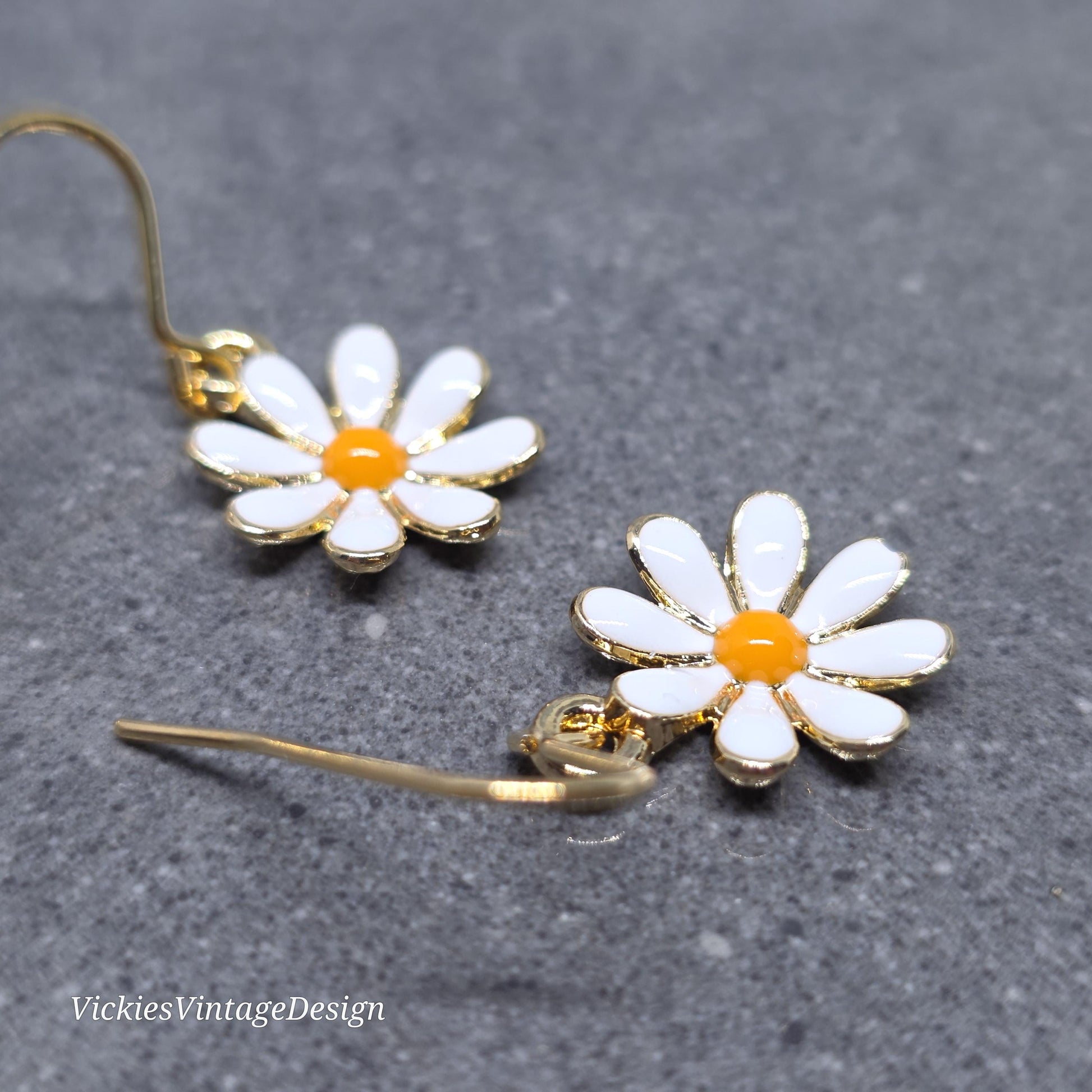 Gold Daisy Earrings, Light Gold Plated, Minimalistic Earrings, Cute Retro Earrings, Nature Lovers Earrings, Gift for her