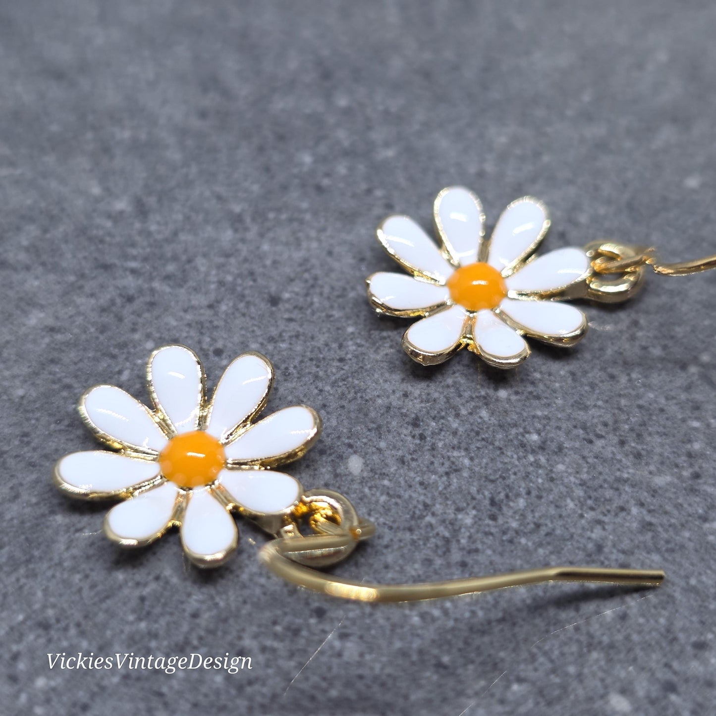 Gold Daisy Earrings, Light Gold Plated, Minimalistic Earrings, Cute Retro Earrings, Nature Lovers Earrings, Gift for her