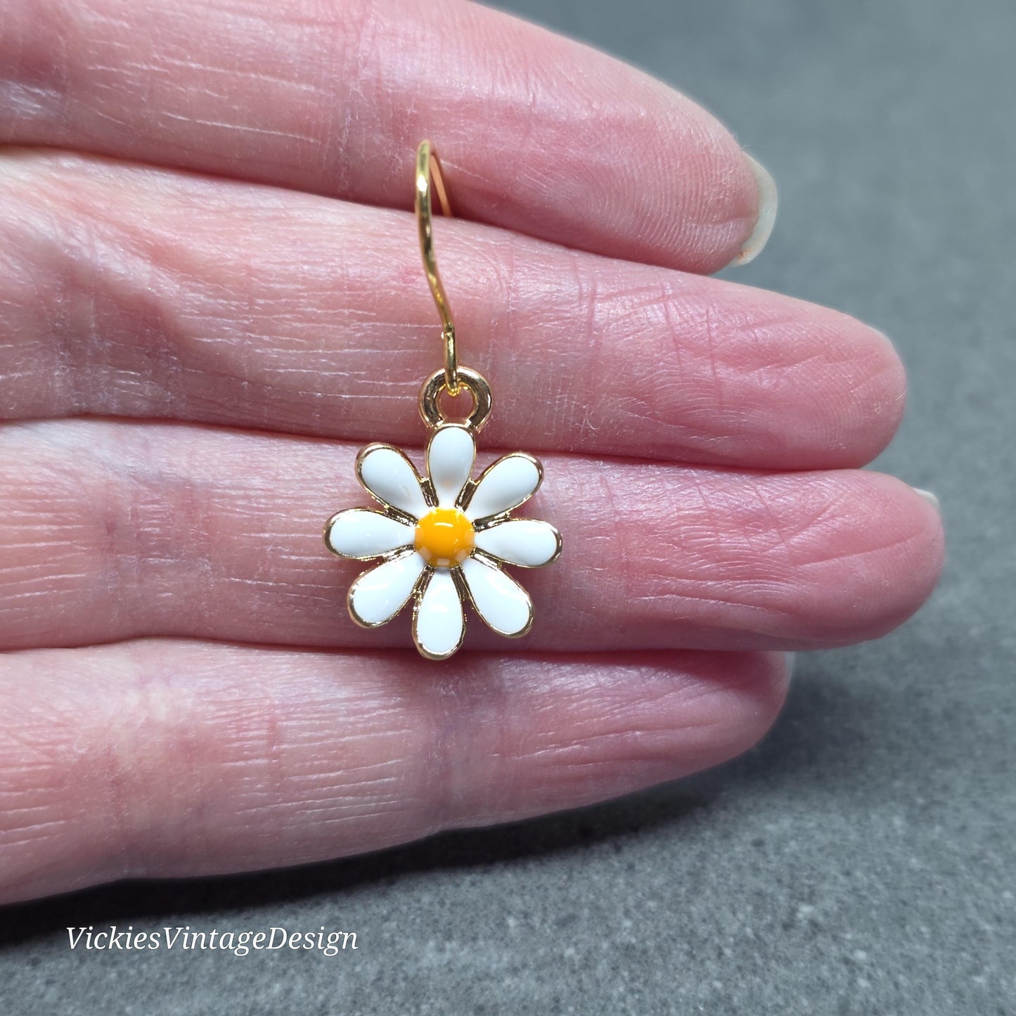 Gold Daisy Earrings, Light Gold Plated, Minimalistic Earrings, Cute Retro Earrings, Nature Lovers Earrings, Gift for her