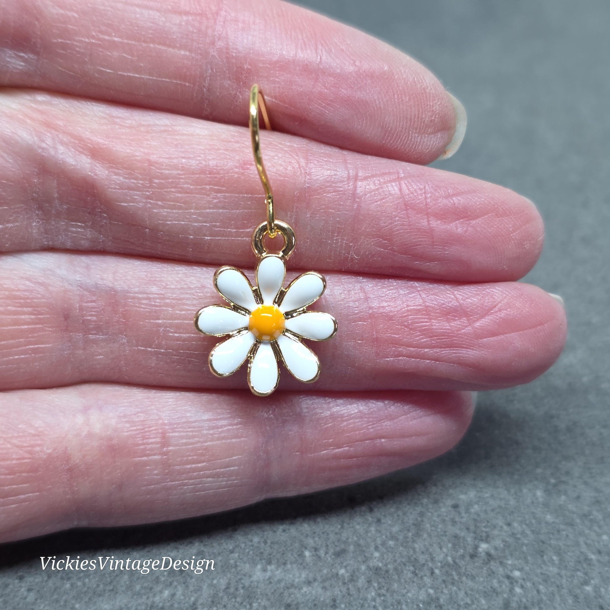 Gold Daisy Earrings, Light Gold Plated, Minimalistic Earrings, Cute Retro Earrings, Nature Lovers Earrings, Gift for her