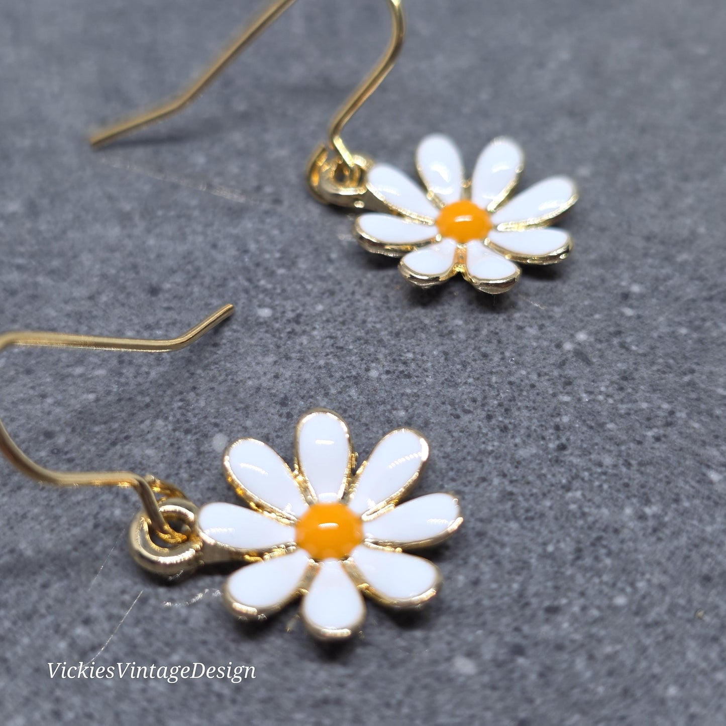 Gold Daisy Earrings, Light Gold Plated, Minimalistic Earrings, Cute Retro Earrings, Nature Lovers Earrings, Gift for her