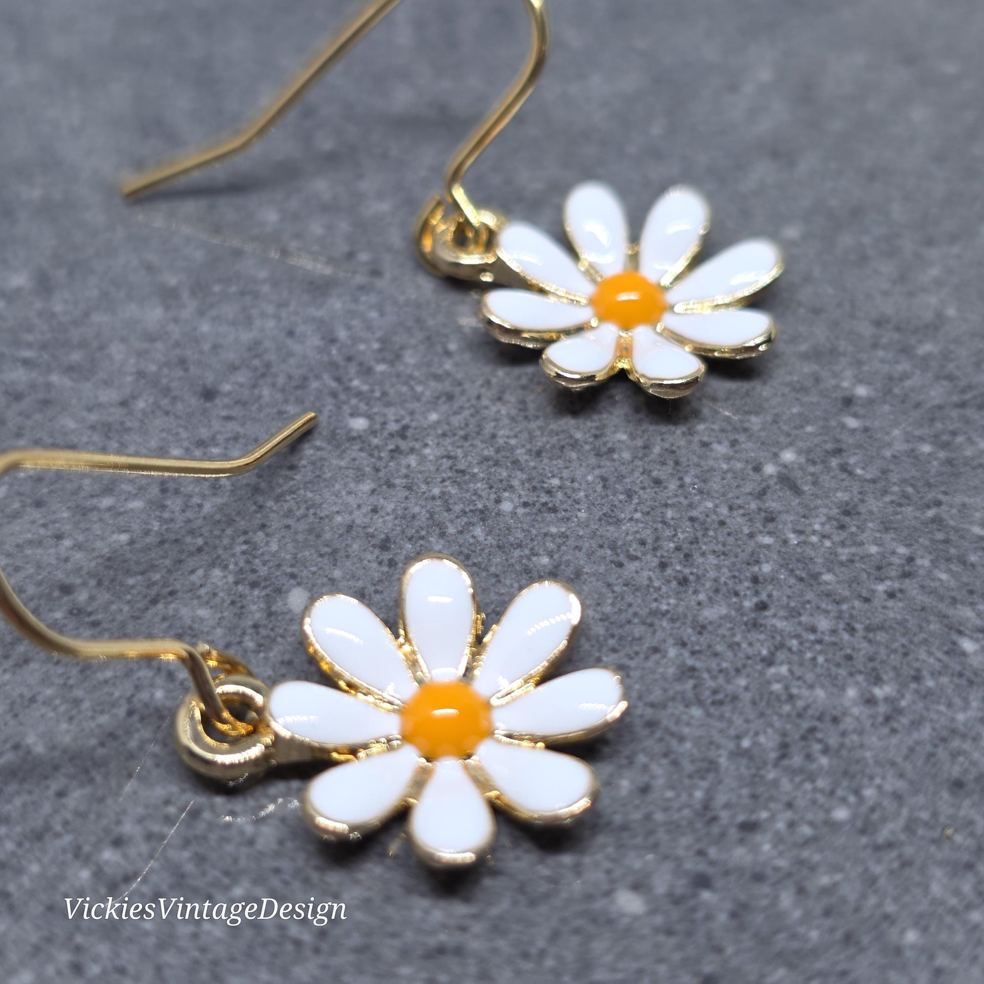 Gold Daisy Earrings, Light Gold Plated, Minimalistic Earrings, Cute Retro Earrings, Nature Lovers Earrings, Gift for her