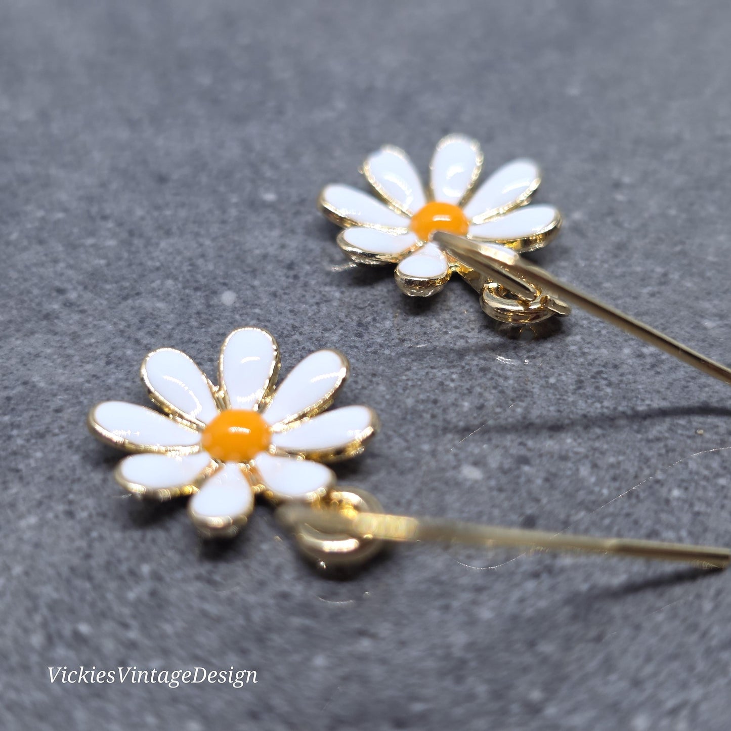 Gold Daisy Earrings, Light Gold Plated, Minimalistic Earrings, Cute Retro Earrings, Nature Lovers Earrings, Gift for her