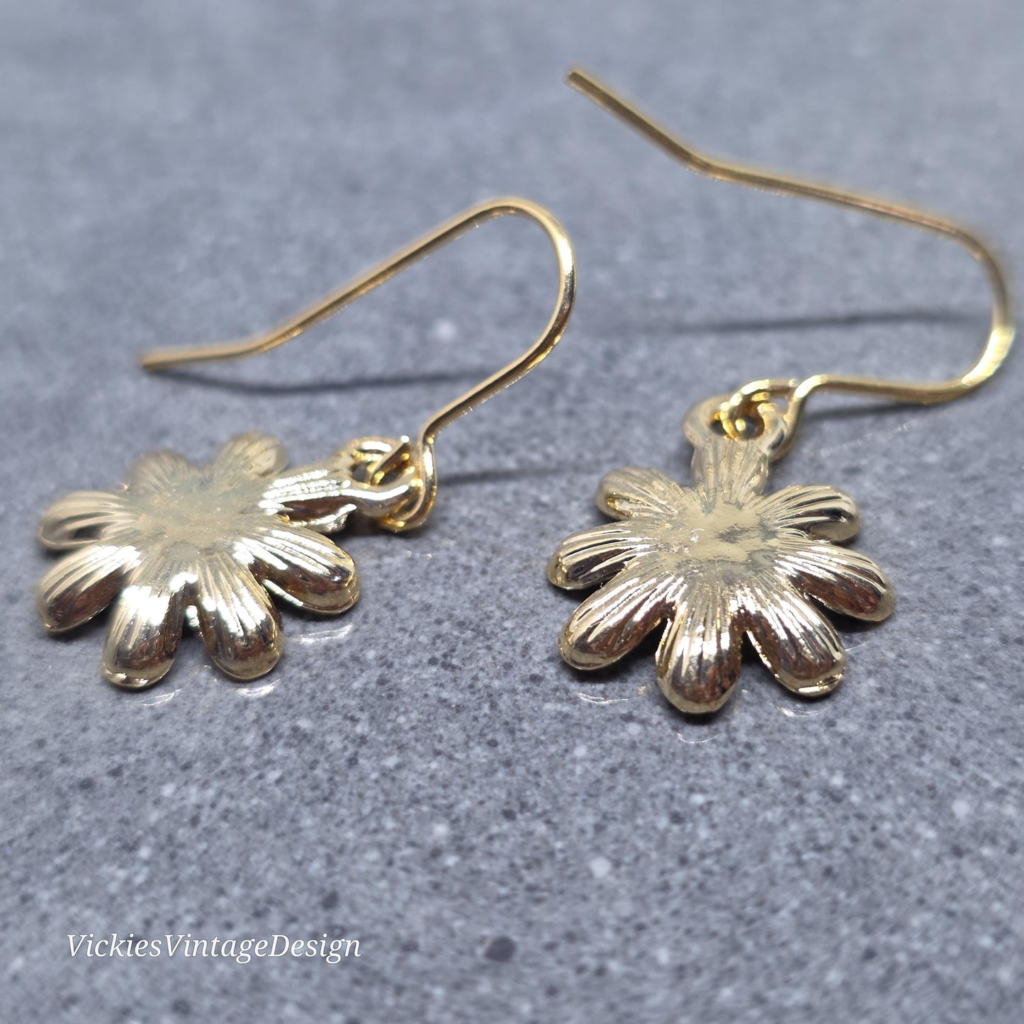Gold Daisy Earrings, Light Gold Plated, Minimalistic Earrings, Cute Retro Earrings, Nature Lovers Earrings, Gift for her
