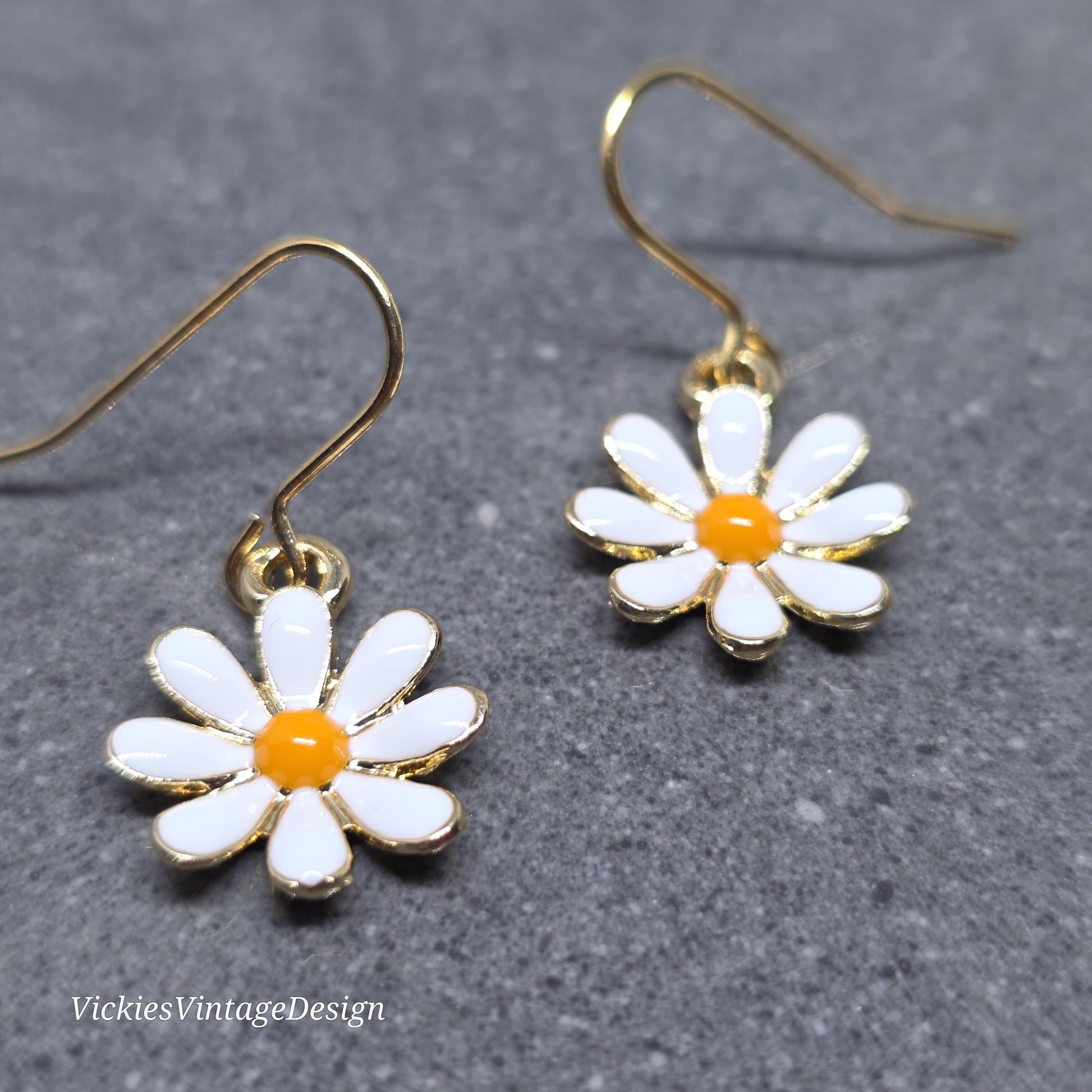 Gold Daisy Earrings, Light Gold Plated, Minimalistic Earrings, Cute Retro Earrings, Nature Lovers Earrings, Gift for her