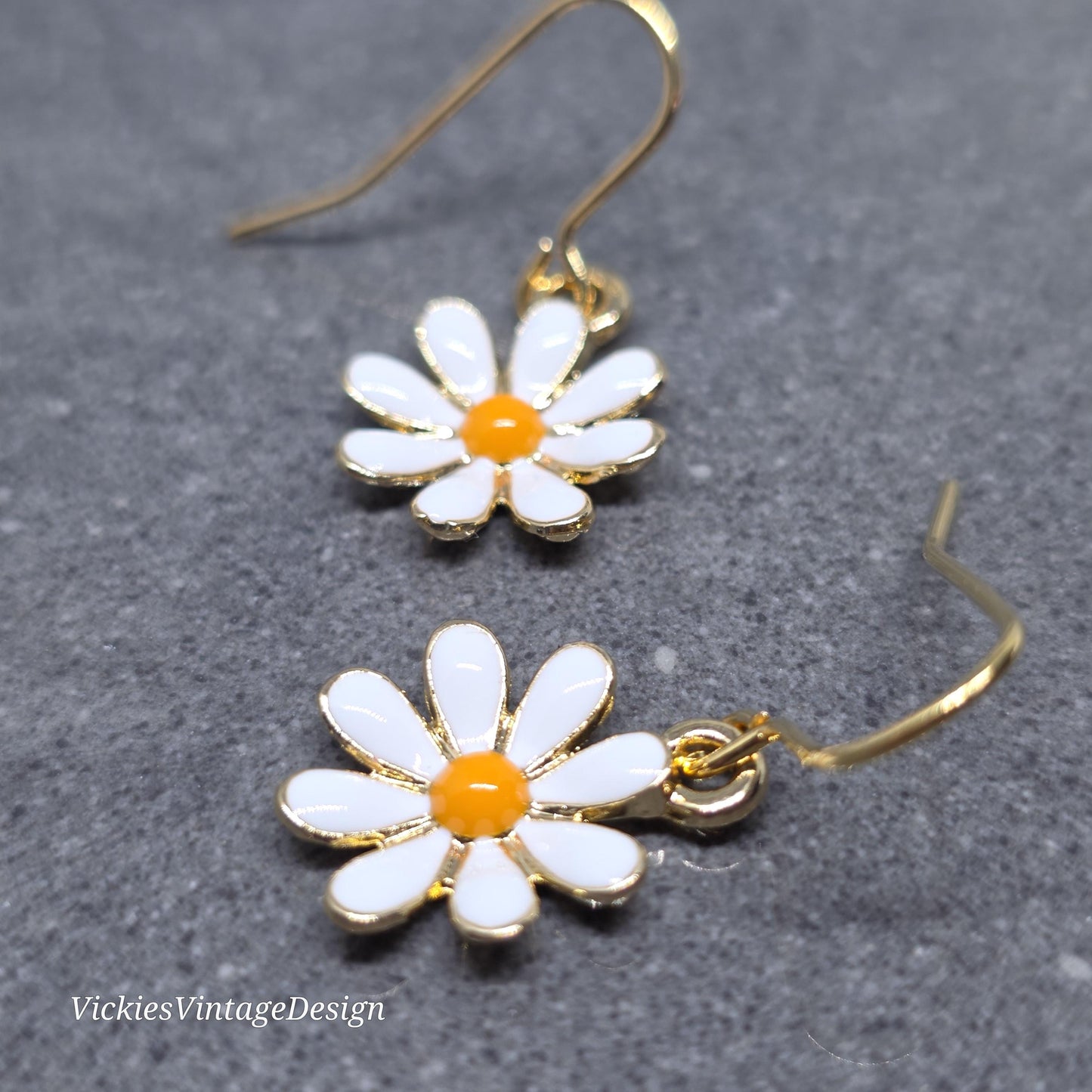 Gold Daisy Earrings, Light Gold Plated, Minimalistic Earrings, Cute Retro Earrings, Nature Lovers Earrings, Gift for her