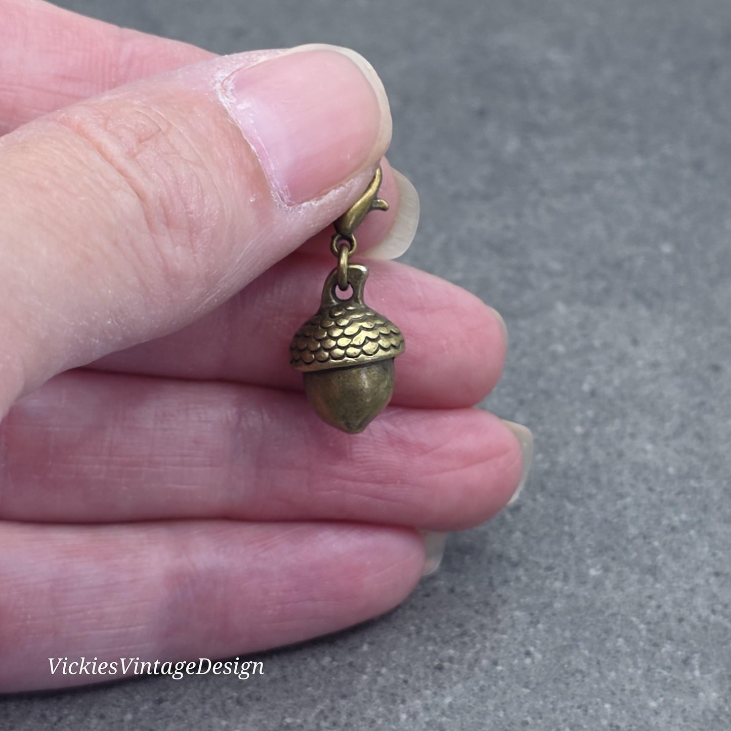 Bee Clip on Charm with Clasp,Bracelet, Necklace, Brass, Nickel Free, Stitchmarker, Zipper, Planner Charm