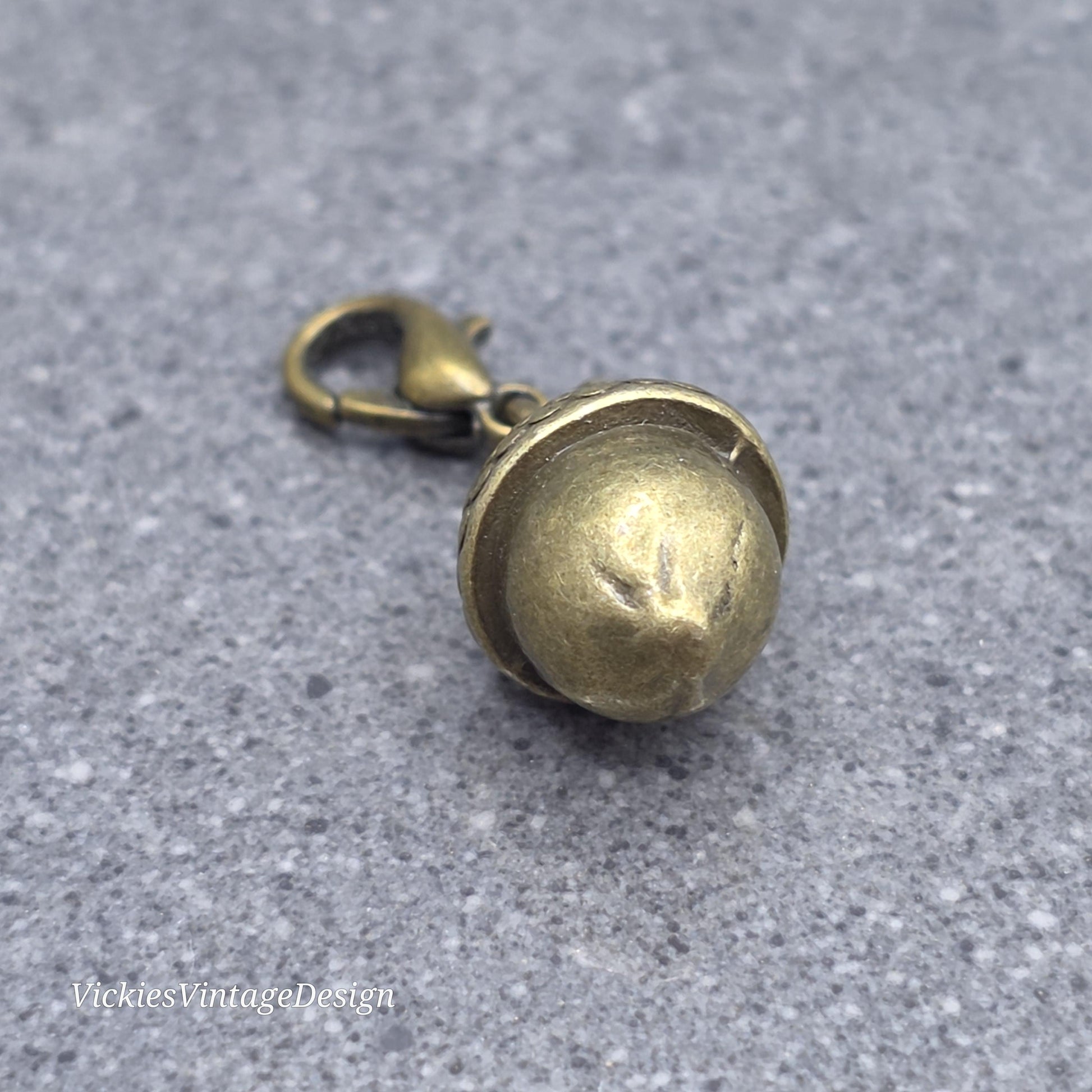 Bee Clip on Charm with Clasp,Bracelet, Necklace, Brass, Nickel Free, Stitchmarker, Zipper, Planner Charm