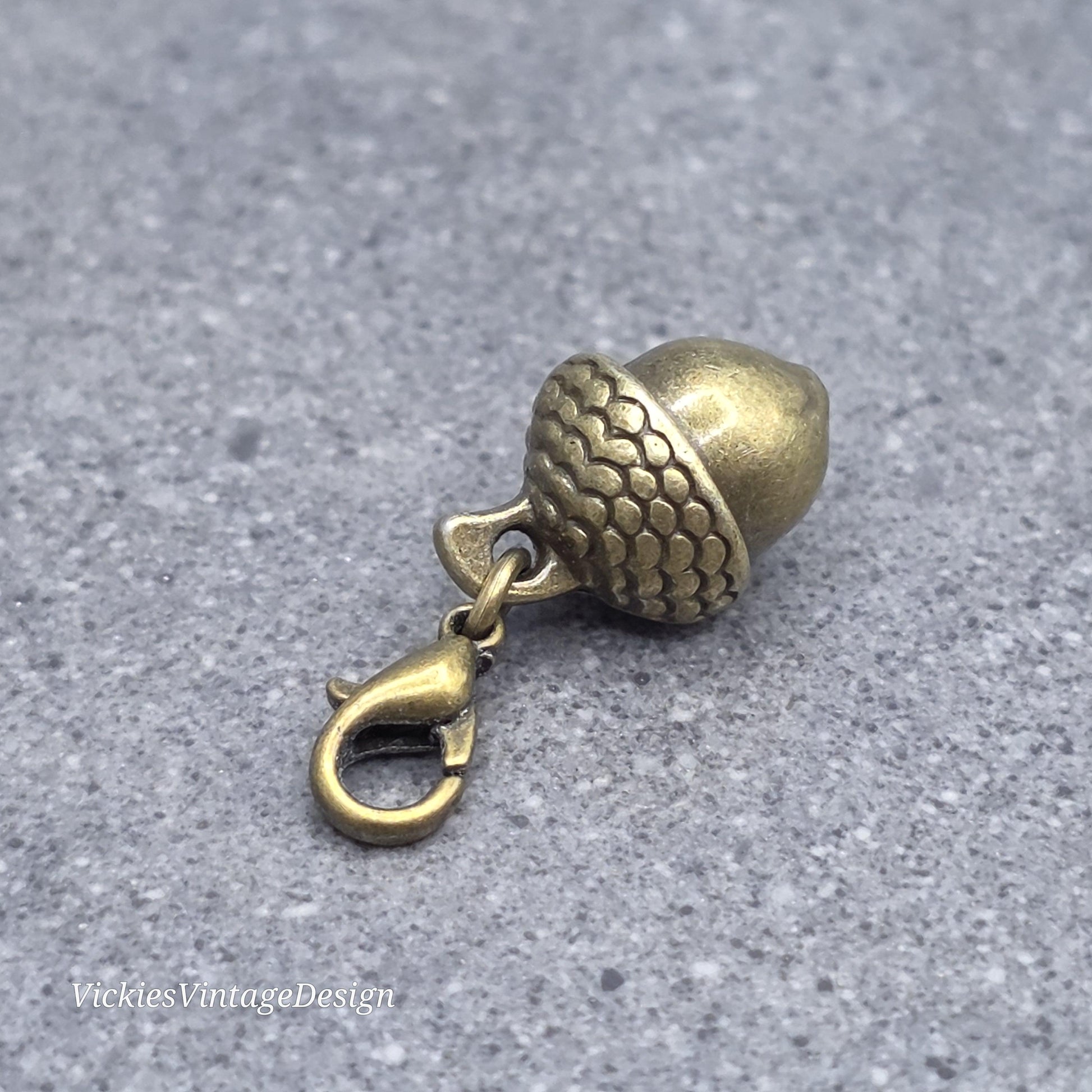 Bee Clip on Charm with Clasp,Bracelet, Necklace, Brass, Nickel Free, Stitchmarker, Zipper, Planner Charm