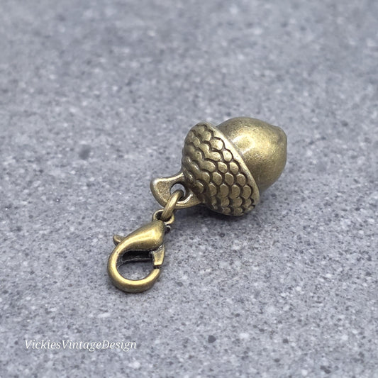 Bee Clip on Charm with Clasp,Bracelet, Necklace, Brass, Nickel Free, Stitchmarker, Zipper, Planner Charm