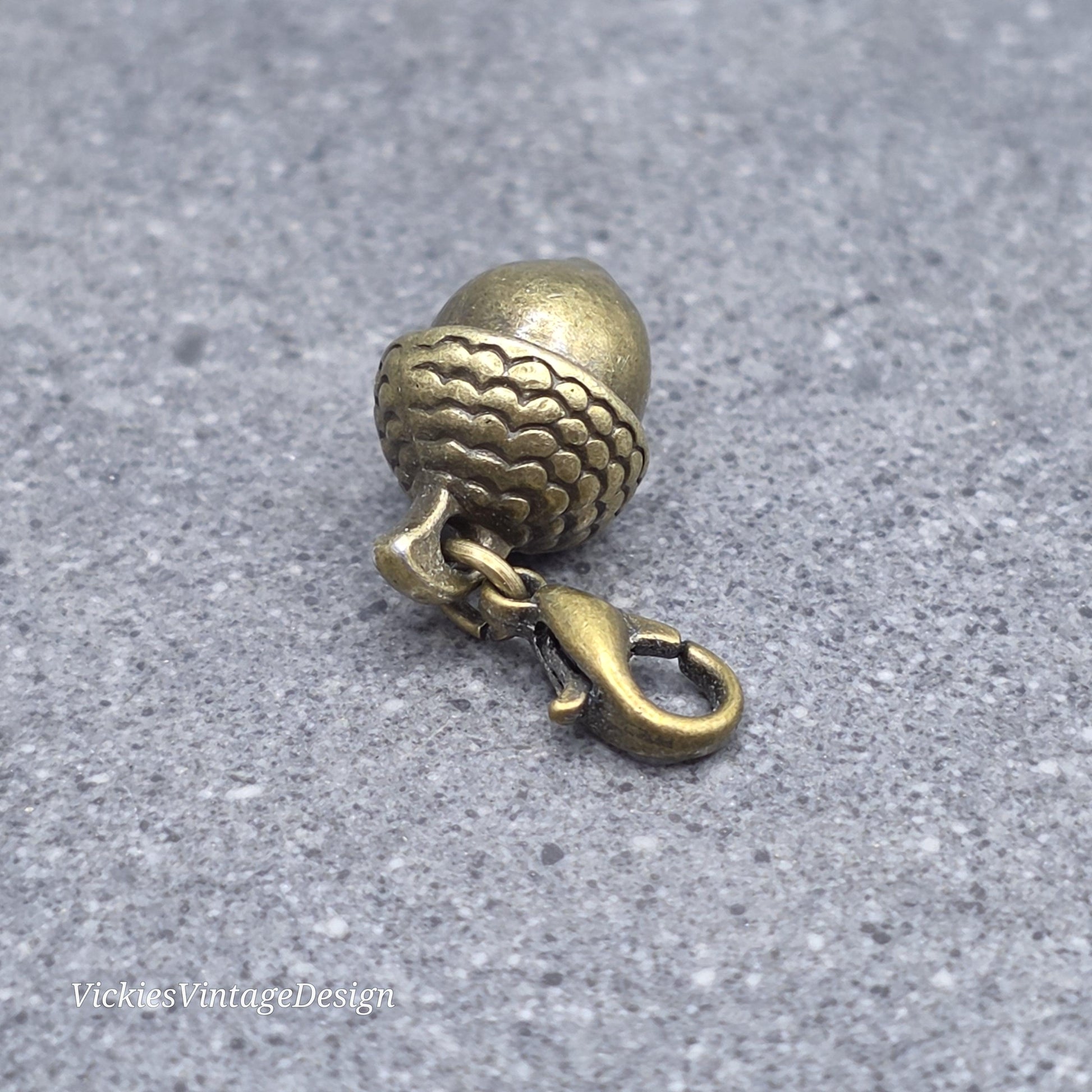 Bee Clip on Charm with Clasp,Bracelet, Necklace, Brass, Nickel Free, Stitchmarker, Zipper, Planner Charm