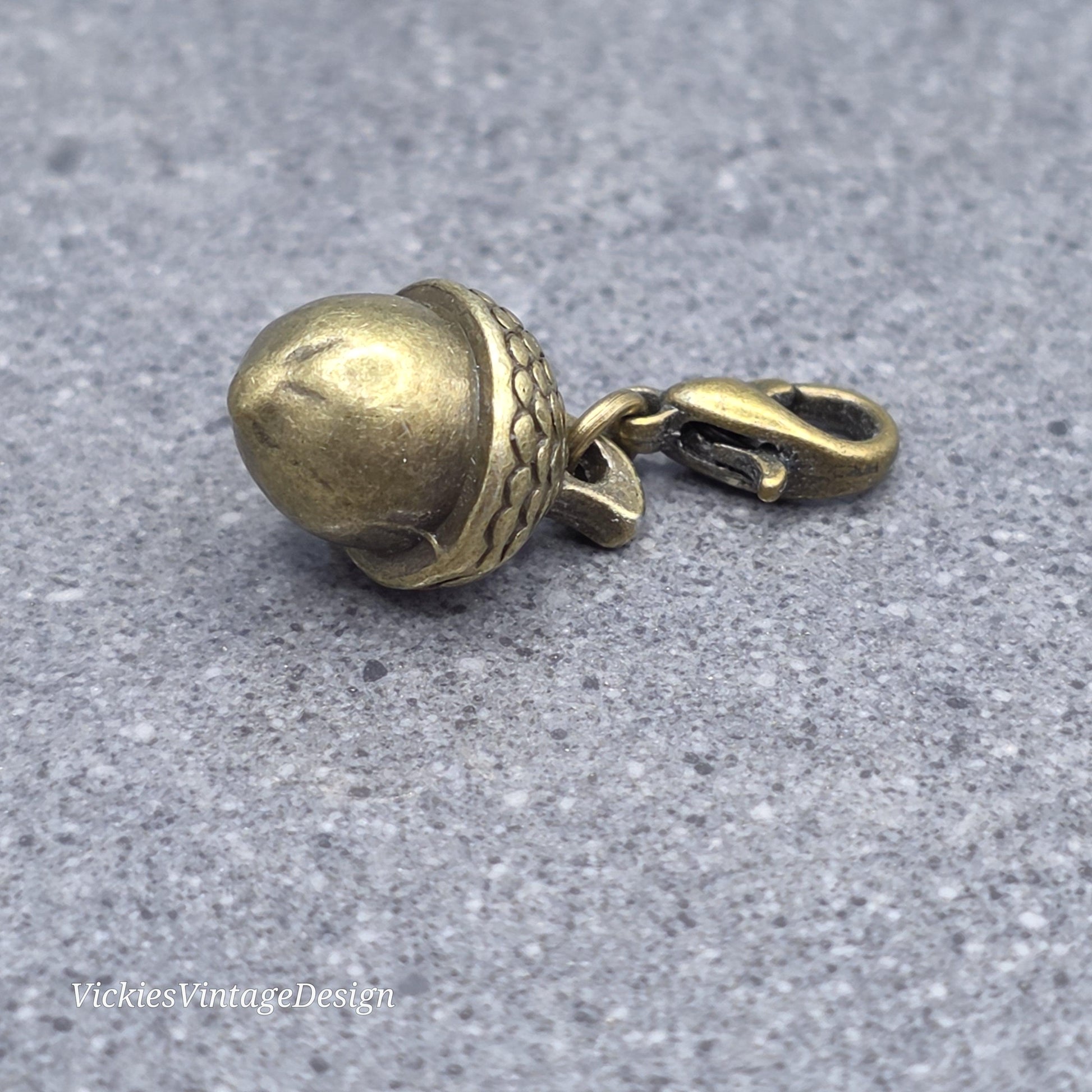 Bee Clip on Charm with Clasp,Bracelet, Necklace, Brass, Nickel Free, Stitchmarker, Zipper, Planner Charm