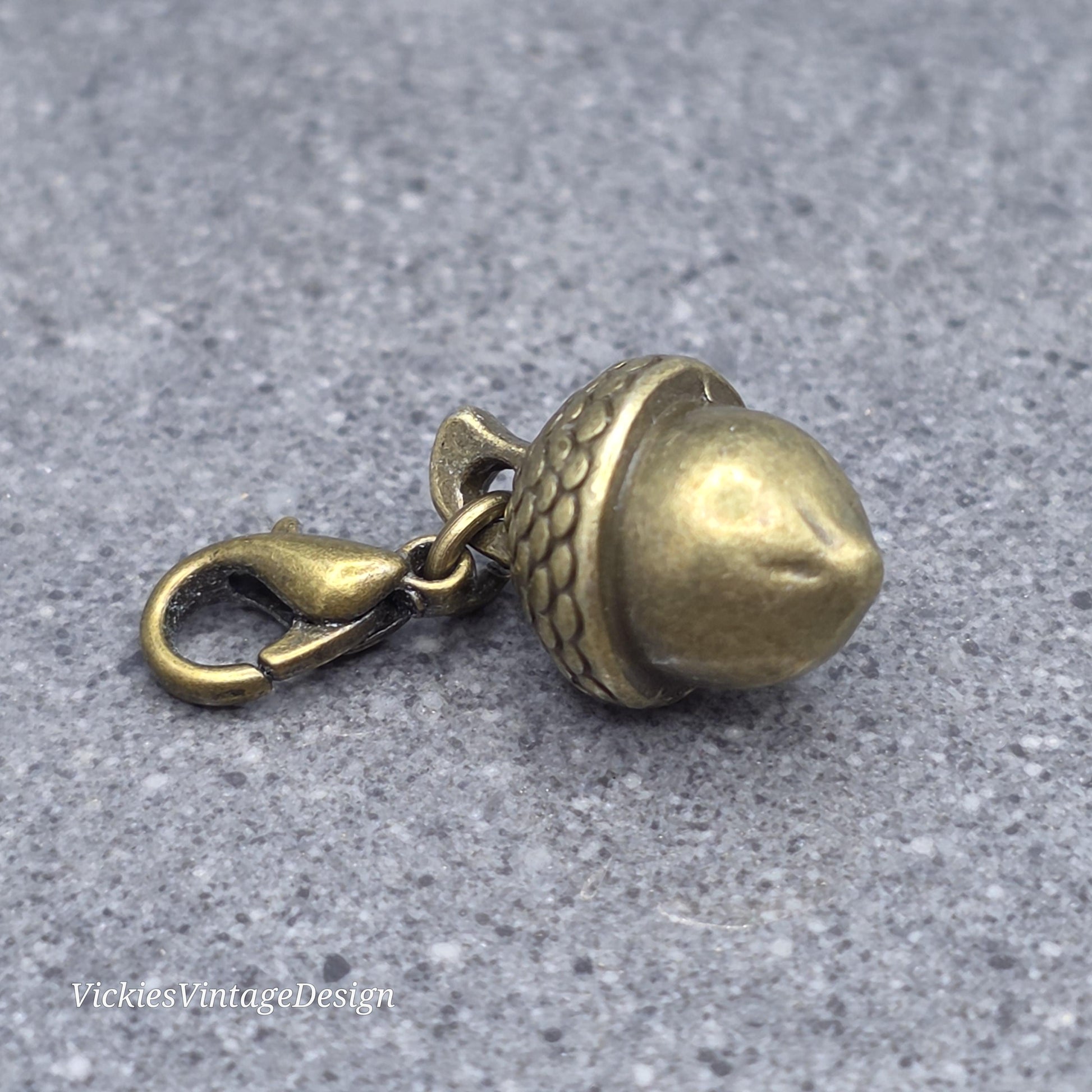 Bee Clip on Charm with Clasp,Bracelet, Necklace, Brass, Nickel Free, Stitchmarker, Zipper, Planner Charm