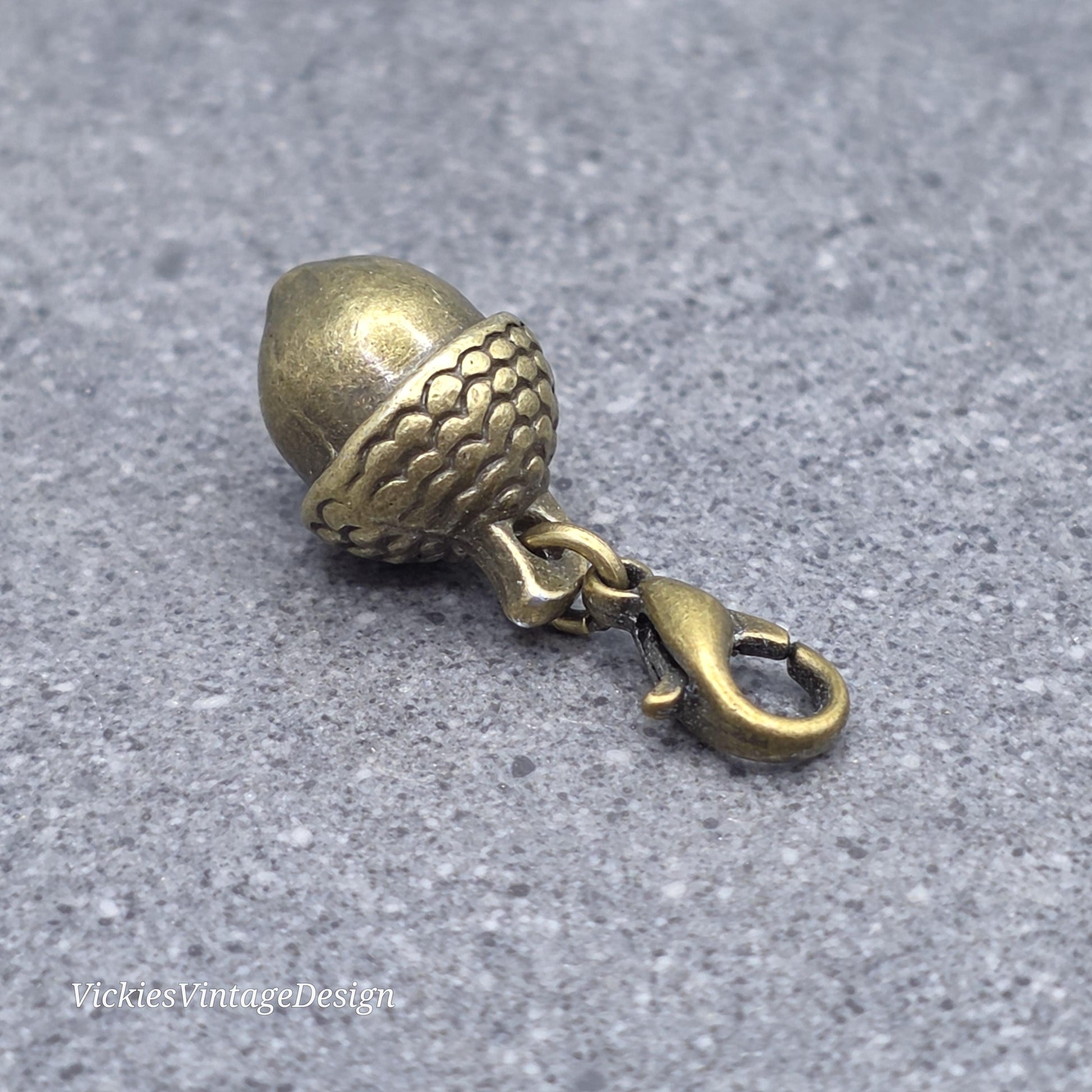 Bee Clip on Charm with Clasp,Bracelet, Necklace, Brass, Nickel Free, Stitchmarker, Zipper, Planner Charm