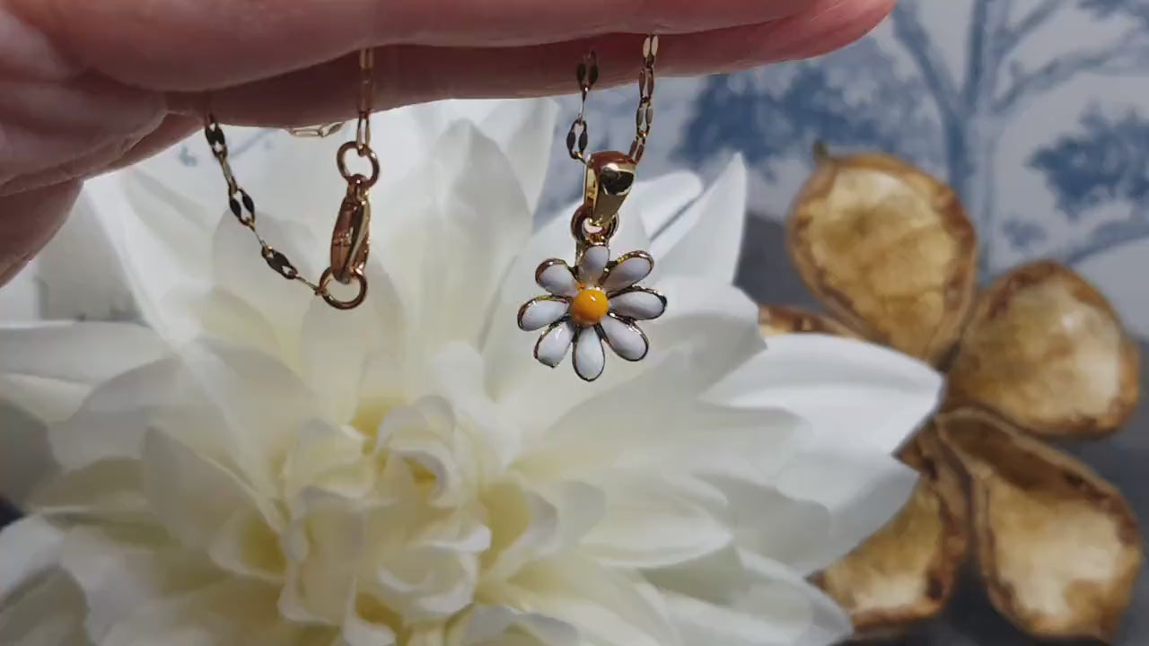 Gold Daisy Necklace, Minamalistic Necklace, Retro Necklace, Daisy Choker, Light Gold Plated
