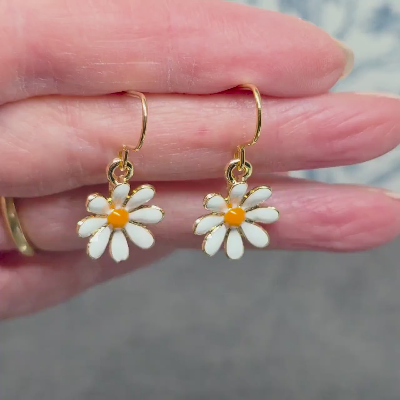 Gold Daisy Earrings, Light Gold Plated, Minimalistic Earrings, Cute Retro Earrings, Nature Lovers Earrings, Gift for her