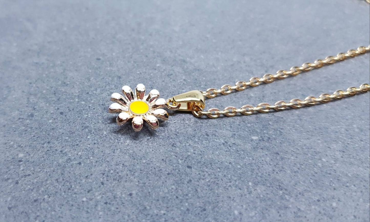 Gold Daisy Necklace